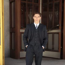 Así luce Adrián Lastra en 'Velvet colección'