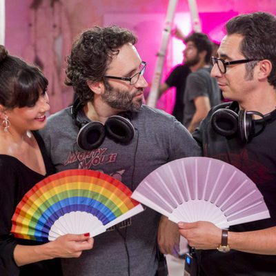 Eva Ugarte y Berto Romero con Carlos Therón en el rodaje de 'Mira lo que has hecho'
