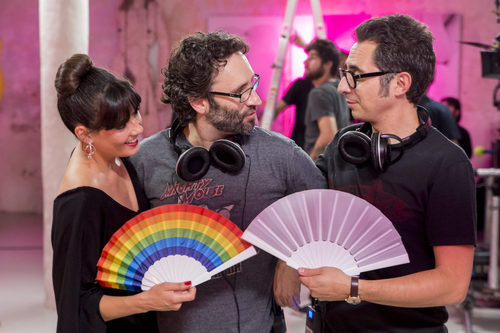 Eva Ugarte y Berto Romero con Carlos Therón en el rodaje de 'Mira lo que has hecho'