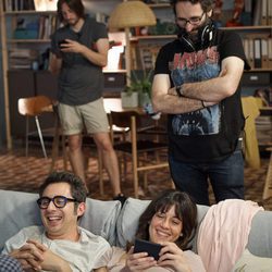 Berto Romero y Eva Ugarte se ríen durante el rodaje de 'Mira lo que has hecho'