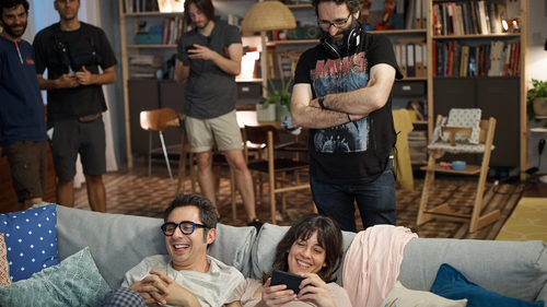 Berto Romero y Eva Ugarte se ríen durante el rodaje de 'Mira lo que has hecho'