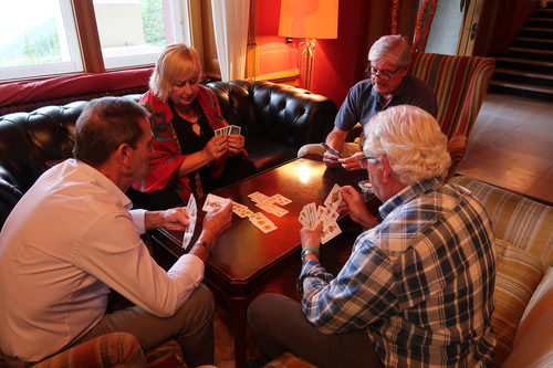 Participantes de 'Hotel Romántico' juegan la baraja de cartas española