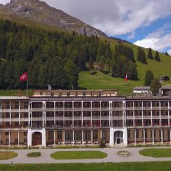 El 'Hotel Romántico' sobre un valle verde de Davos