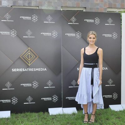 Amaia Salamanca, muy elegante en la presentación de 'Tiempos de guerra'