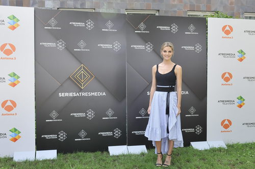 Amaia Salamanca, muy elegante en la presentación de 'Tiempos de guerra'