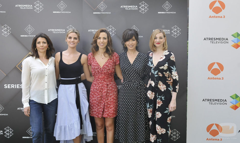 Las protagonistas de 'Tiempos de guerra' sonríen juntas en la presentación de la serie