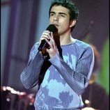 Joan Tena canta en una gala de la segunda edición de 'Operación Triunfo'