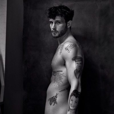 Nico Tortorella sale desnudo en la revista Paper