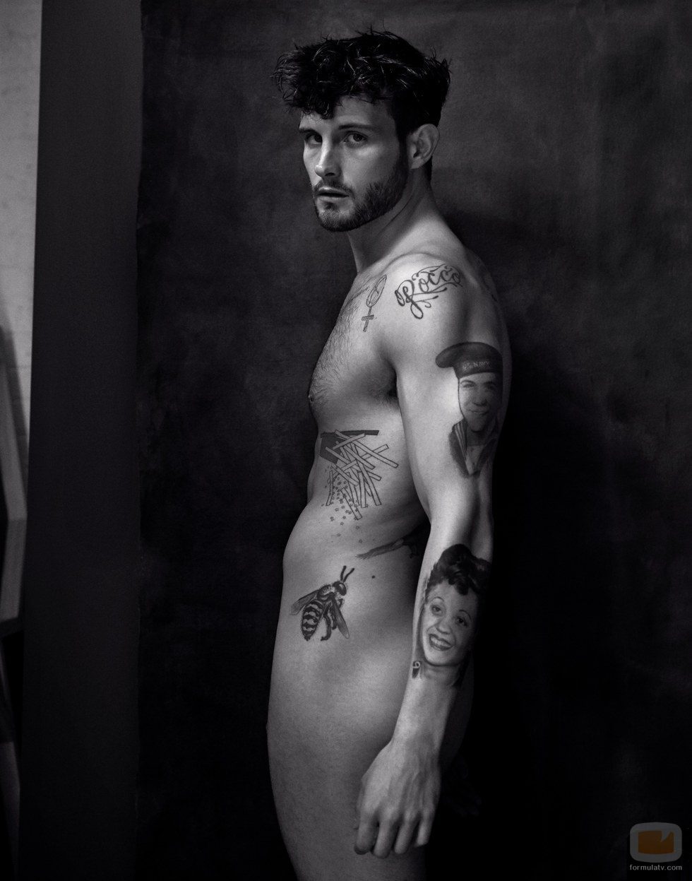 Nico Tortorella sale desnudo en la revista Paper