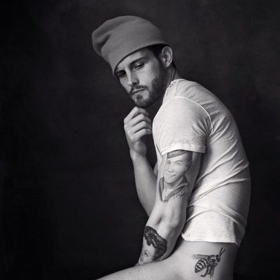 Nico Tortorella posa sexy para la revista Paper