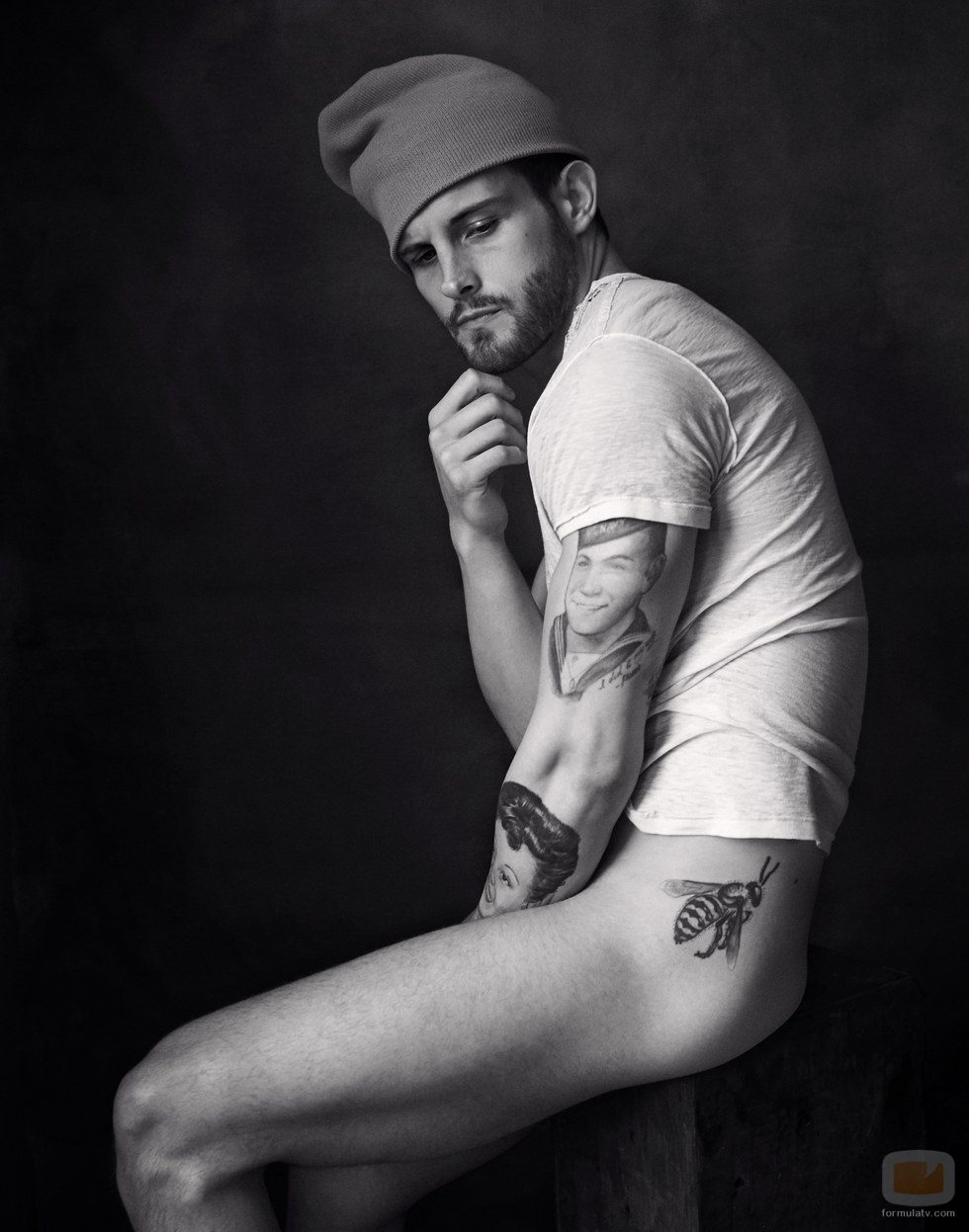 Nico Tortorella posa sexy para la revista Paper