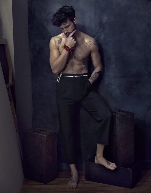 Nico Tortorella, sin ropa para la revista Paper