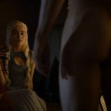 Daenerys Targaryen (Emilia Clarke) observa a un desnudo Daario Naharis en 'Juego de Tronos'