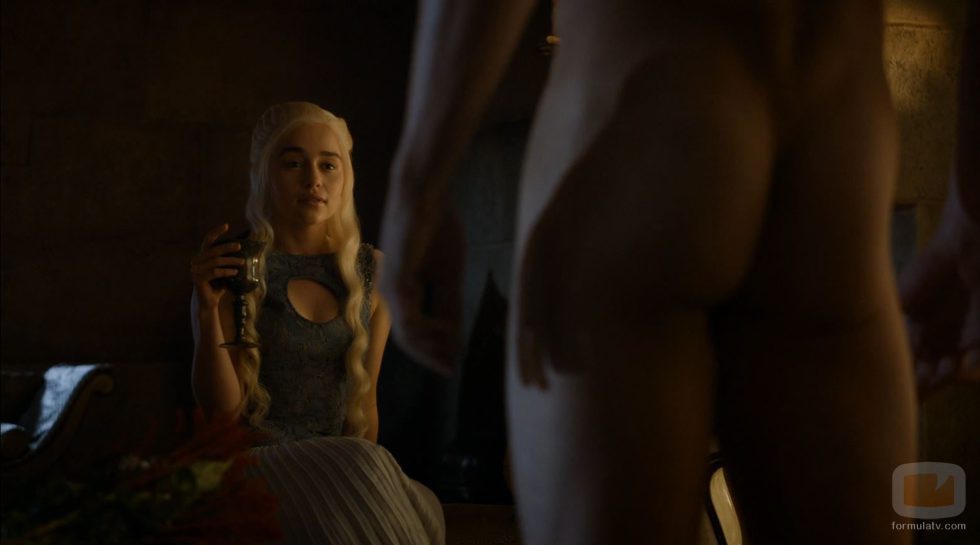 Daenerys Targaryen (Emilia Clarke) observa a un desnudo Daario Naharis en 'Juego de Tronos'