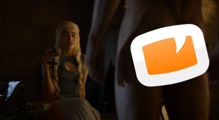 Daenerys Targaryen (Emilia Clarke) observa a un desnudo Daario Naharis en 'Juego de Tronos'