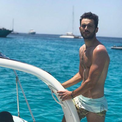 Rubén Bernal ('El secreto de Puente Viejo') posa con el torso desnudo en un barco