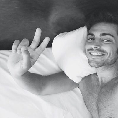 Rubén Bernal ('El secreto de Puente Viejo') posa ligero de ropa en la cama