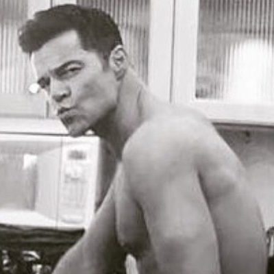 Ricky Martin posa de forma sugerente en el set de 'American Crime Story'