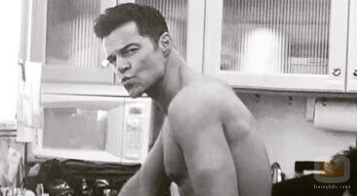 Ricky Martin posa de forma sugerente en el set de 'American Crime Story'