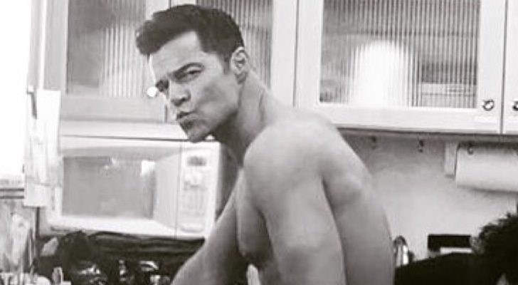 Ricky Martin posa de forma sugerente en el set de 'American Crime Story'