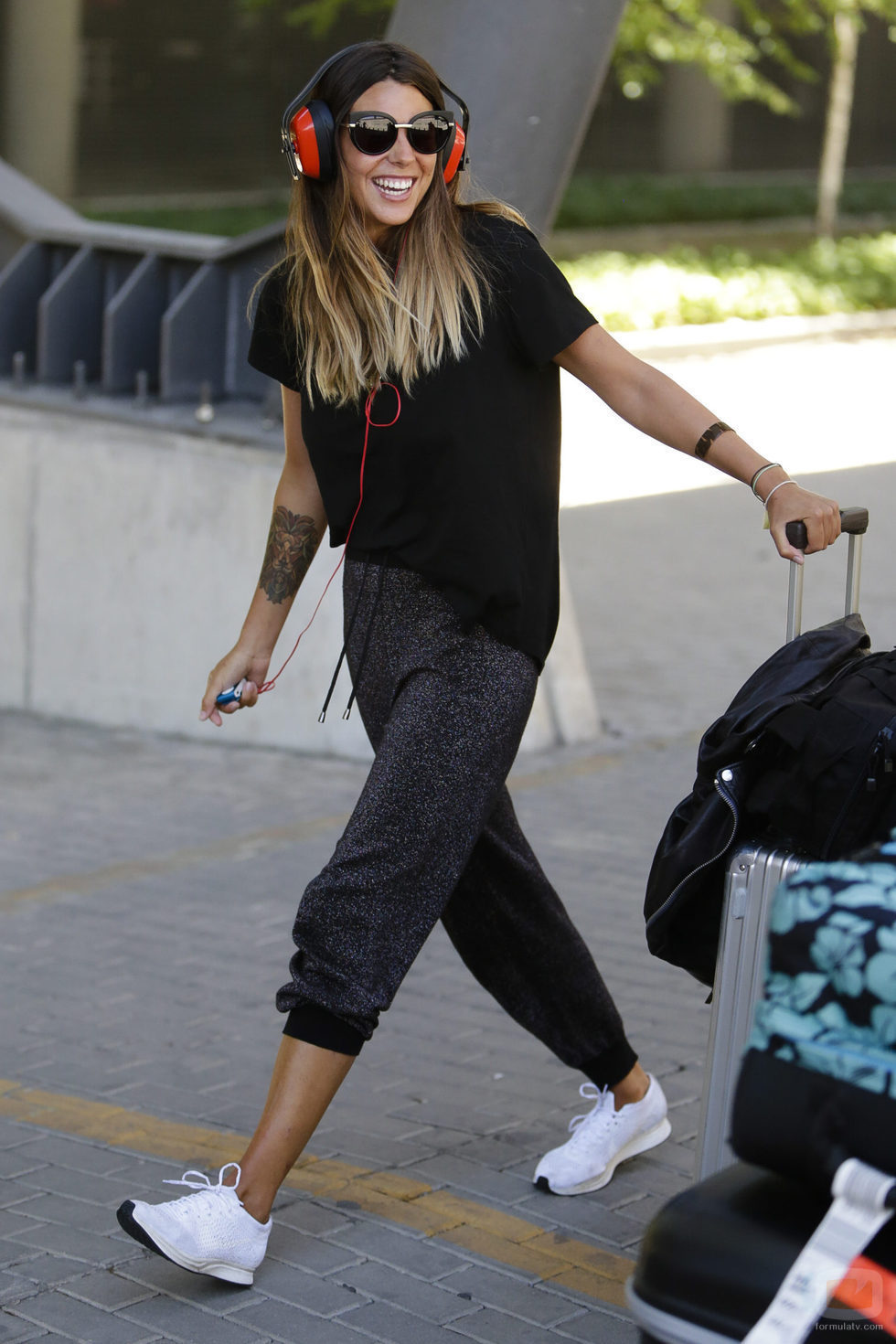 Laura Matamoros sonríe al llegar a España tras 'Supervivientes'