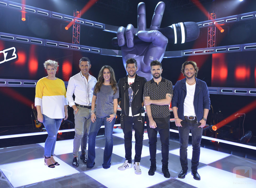 Los coaches de 'La Voz' posan junto a Jesús Vázquez y Tania Llasera