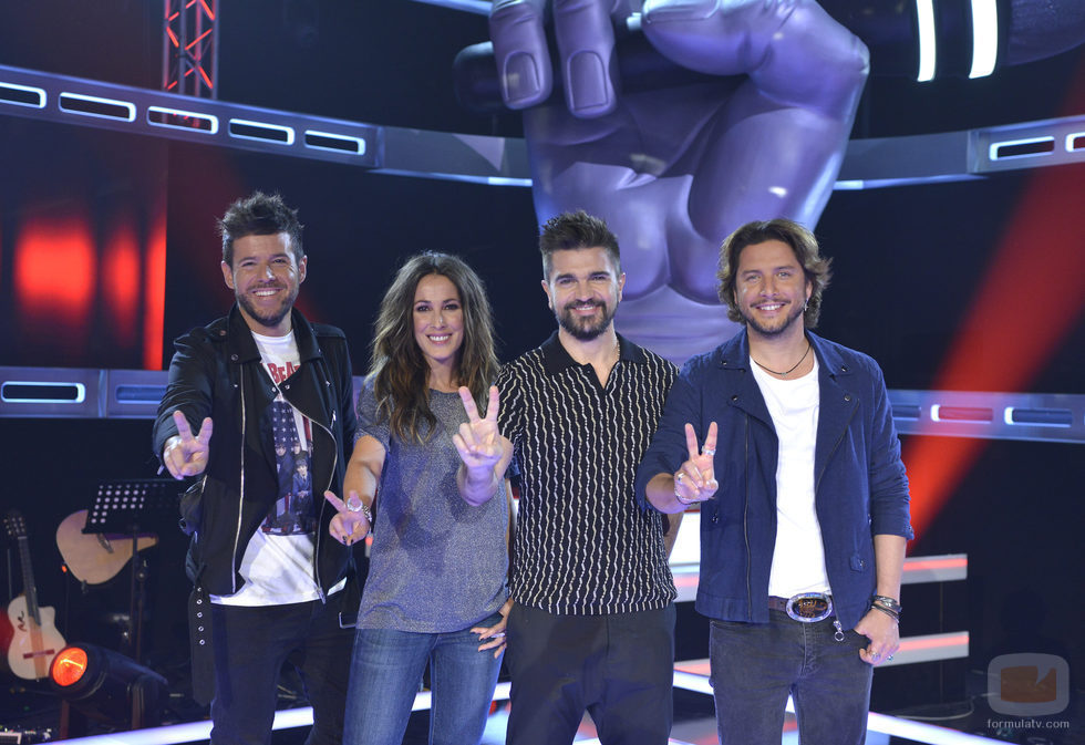 Los coaches de 'La Voz' hacen la seña del programa