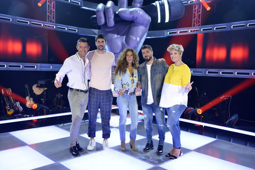Tania Llasera y Jesús Vázquez, junto a los coaches de 'La Voz Kids'