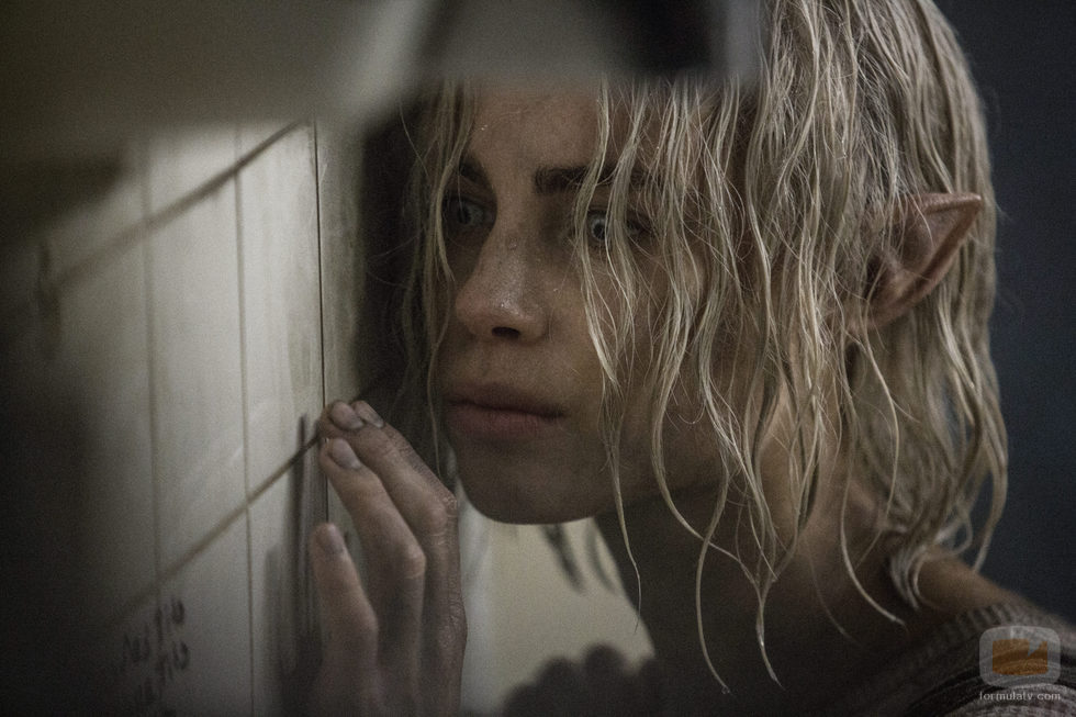 Una elfa escondida tras una pared en 'Bright'