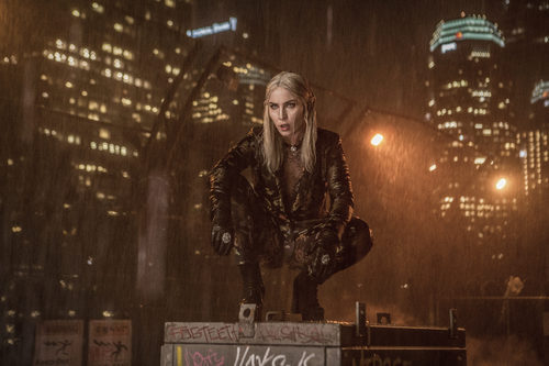 Noomi Rapace en el papel de elfo en 'Bright'