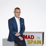 Jordi González sentado en una imagen de 'Mad in Spain'