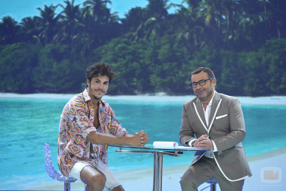 Kiko Jiménez junto a Jorge Javier Vázquez en la gala final de 'Supervivientes 2017'