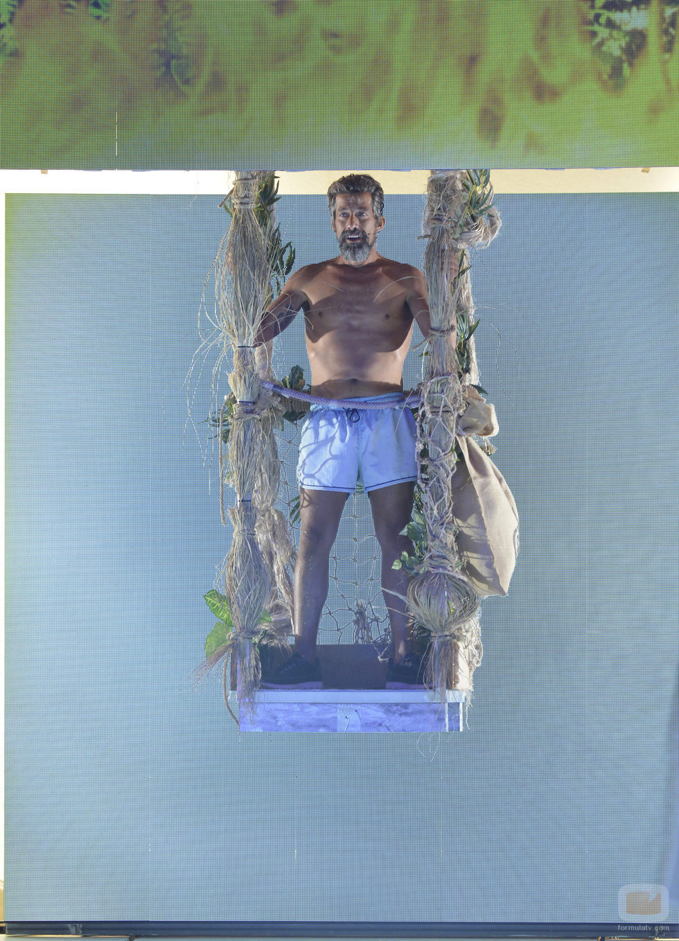 José Luis aparece en un columpio en la gala final de 'Supervivientes 2017'