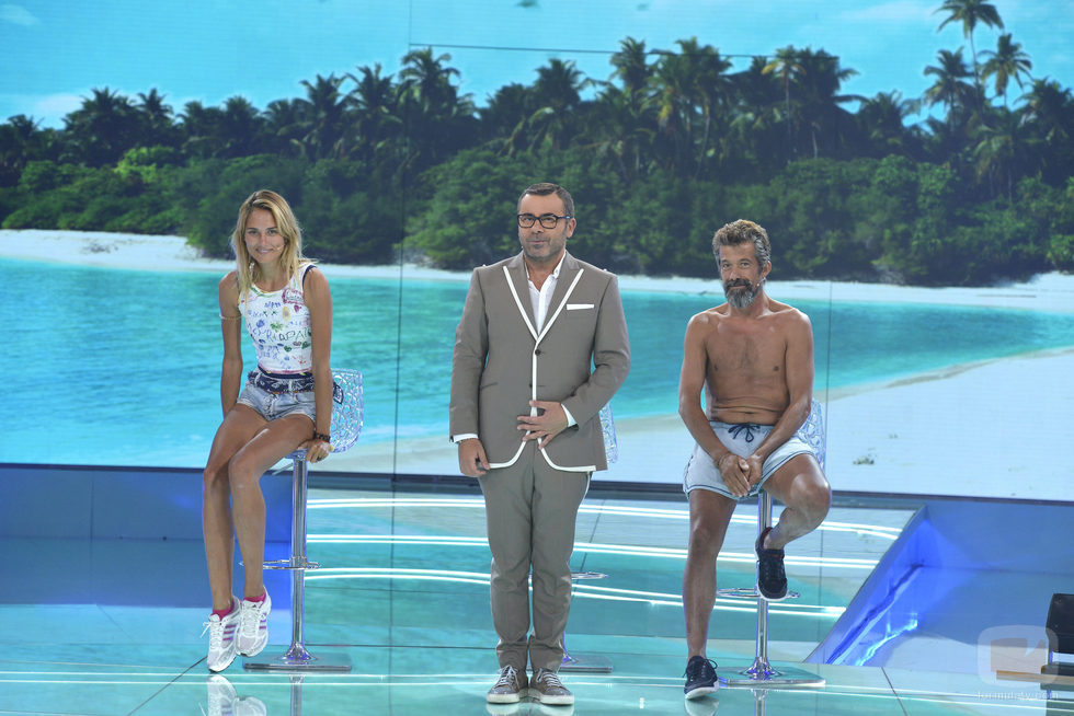 Los finalistas José Luis y Alba Carrillo posan con Jorge Javier en la final de 'Supervivientes 2017'