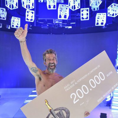 José Luis posa con el cheque ganador en la final de 'Supervivientes 2017'