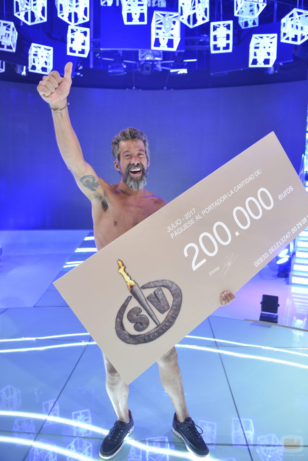 José Luis posa con el cheque ganador en la final de 'Supervivientes 2017'