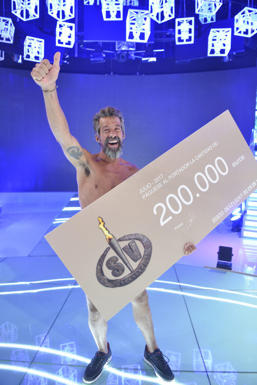 José Luis posa con el cheque ganador en la final de 'Supervivientes 2017'