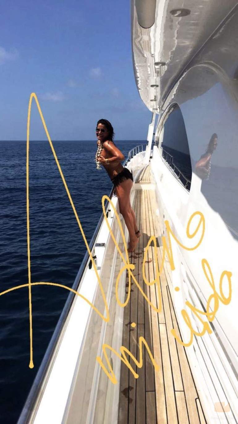 Aída Nizar disfruta de sus vacaciones en topless 