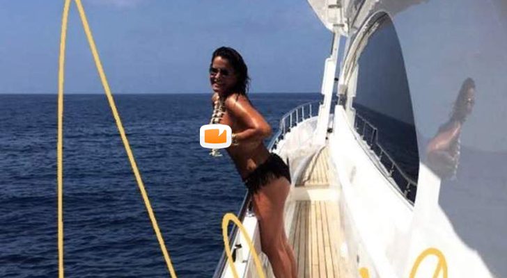 Aída Nizar disfruta de sus vacaciones en topless 