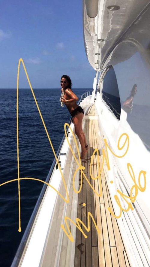 Aída Nizar disfruta de sus vacaciones en topless 