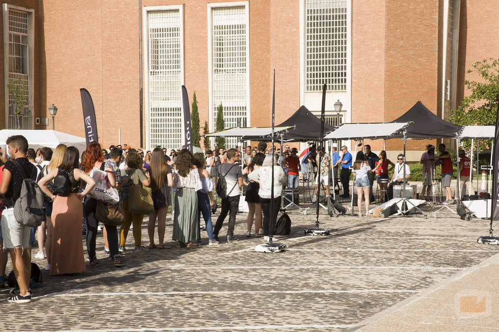Los participantes en el casting de 'OT 2017' en Madrid esperan su turno