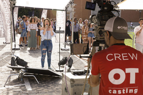Canta frente a la cámara una participante del casting de 'OT 2017' en Madrid