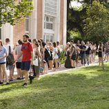 Una larga fila de participantes del casting de 'OT 2017' en Madrid espera su turno