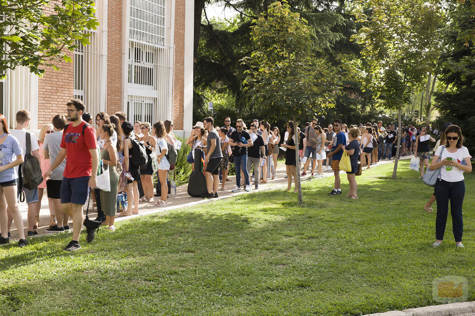 Una larga fila de participantes del casting de 'OT 2017' en Madrid espera su turno