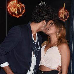 Kiko Jiménez y Gloria Camila se besan en la fiesta de 'Supervivientes'