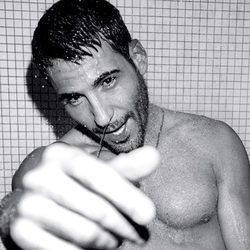 Miguel Ángel Silvestre posa semidesnudo en la ducha para la portada de GQ