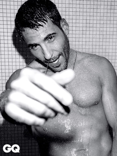 Miguel Ángel Silvestre posa semidesnudo en la ducha para la portada de GQ