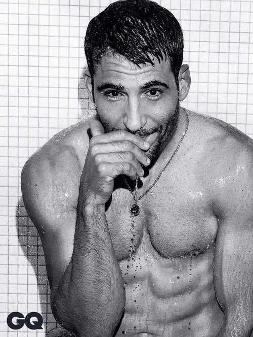 MIguel Ángel Silvestre sonríe sin camiseta para GQ