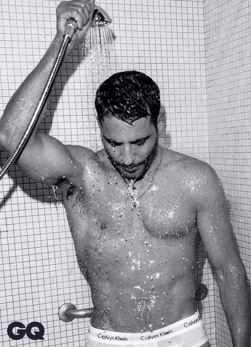 MIguel Ángel luce cuerpo en la ducha para un reportaje de GQ México