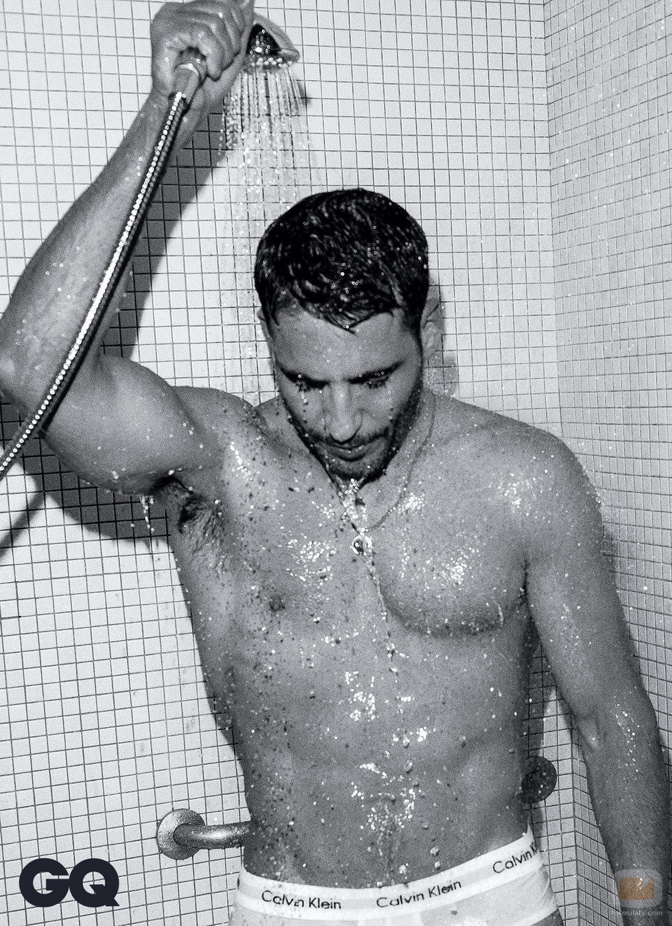 MIguel Ángel luce cuerpo en la ducha para un reportaje de GQ México